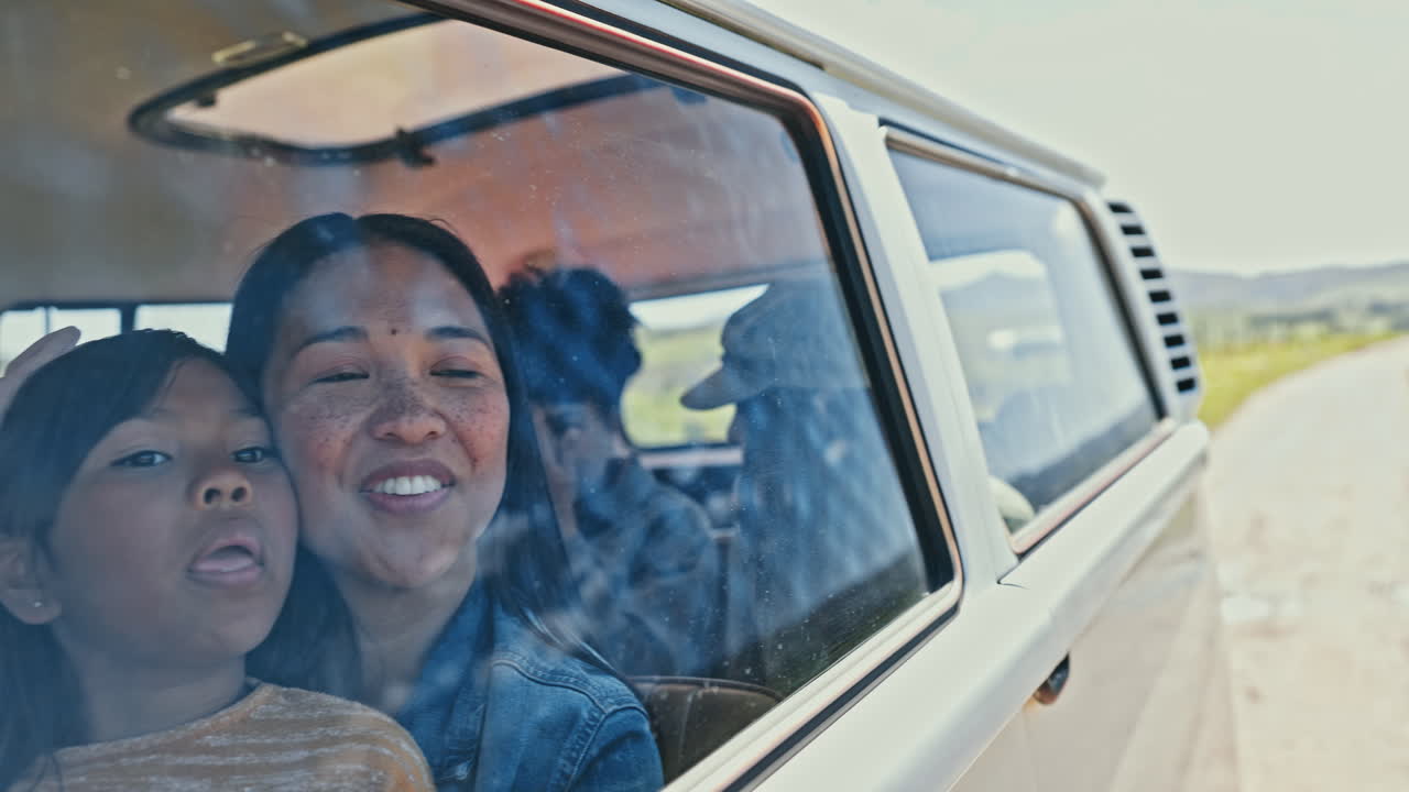 familia, padres y niña en la ventana del coche para la carretera