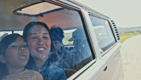 Familia,-Padres-Y-Niña-En-La-Ventanilla-Del-Coche-Para-La-Carretera.