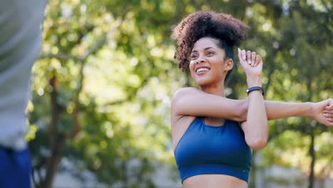 fitness, naturaleza y estiramiento femenino