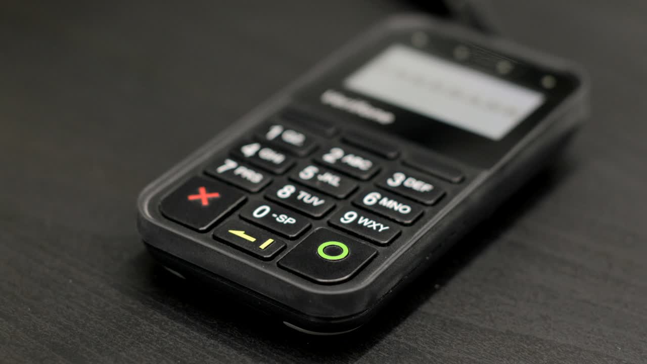 L'acquirente effettua il pagamento con carta di credito. Inserire il codice PIN
