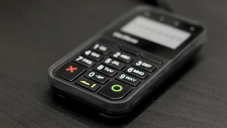 el comprador hace el pago con tarjeta de crédito. introduzca el código pin