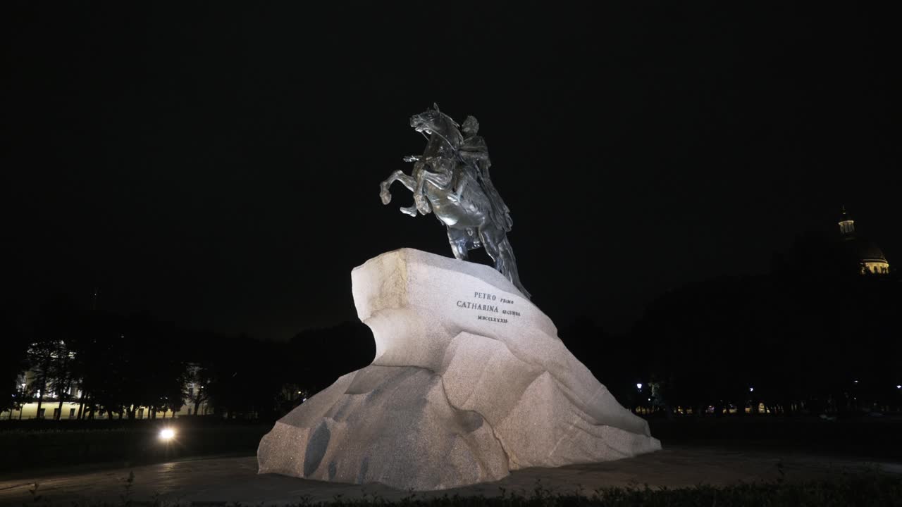 estatua ecuestre de bronce de pedro el grande por la noche