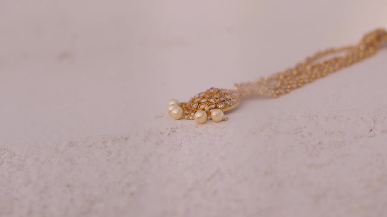 인도 결혼식에서 신부가 착용하는 금 장신구