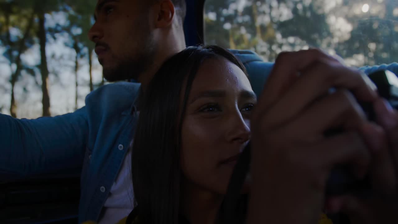 젊은 부부 가 픽업 트럭 에서 도로 여행 을 하고 있다