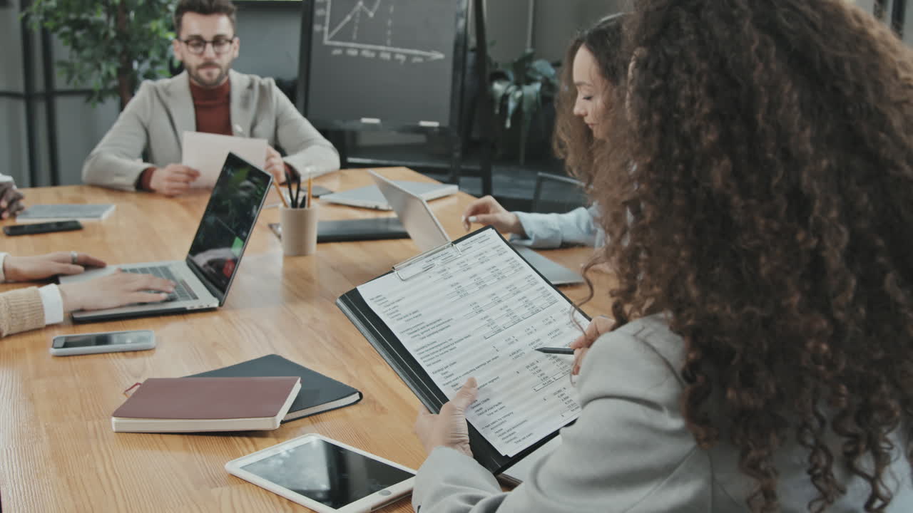 personas de negocios discutiendo documentos