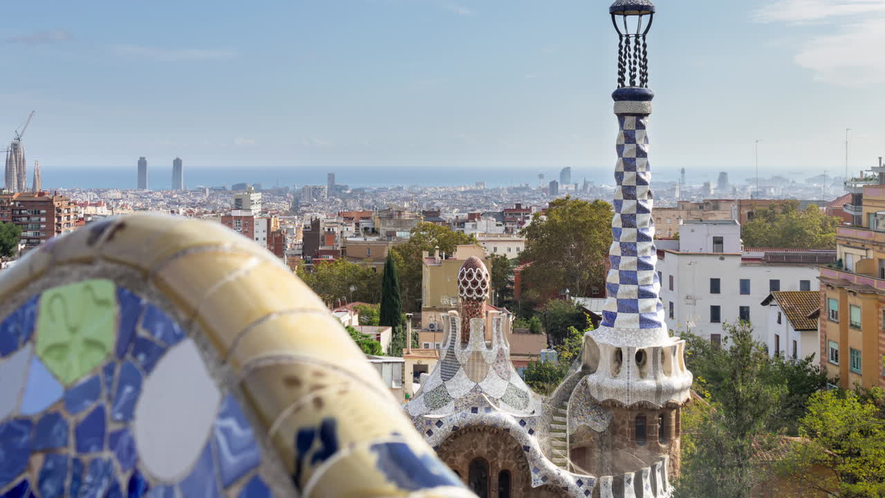el lapso de tiempo del horizonte de barcelona tomado desde el parc guell.