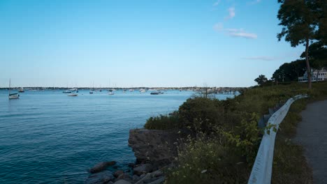 Zeitraffer-Der-Marina-Bay-Mit-Booten-Während-Der-Goldenen-Stunde