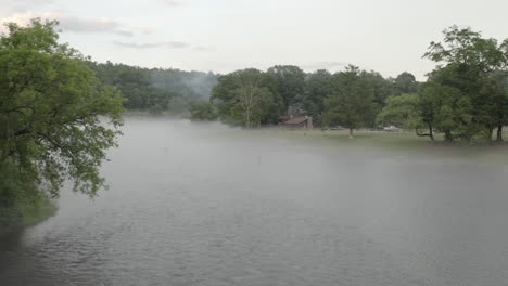 Vuelo-Bajo-Sobre-Imágenes-De-Drones-De-La-Mañana-Brumosa-En-El-Río-Delaware