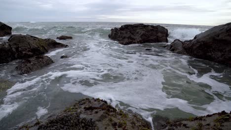 Olas-Del-Mar-Rompiendo-En-Muchas-Rocas