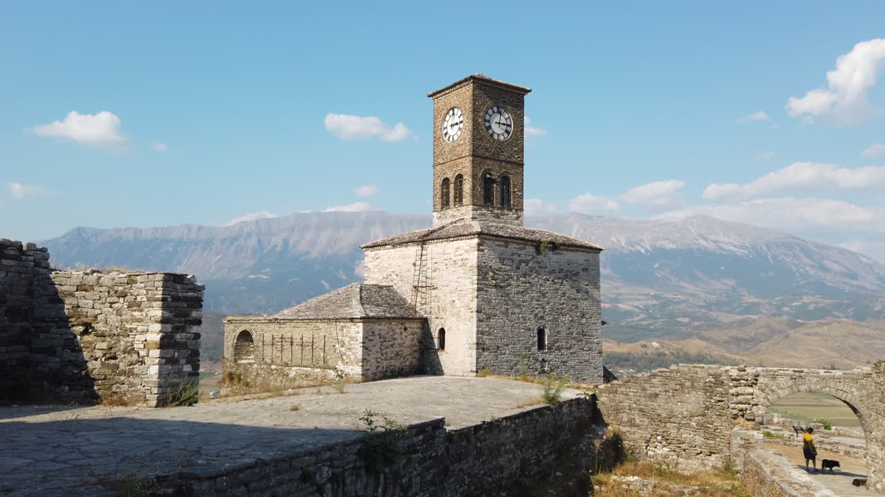Castello di Gjirokastra: inquadratura generale della famosa torre dell'orologio all'interno del castello.