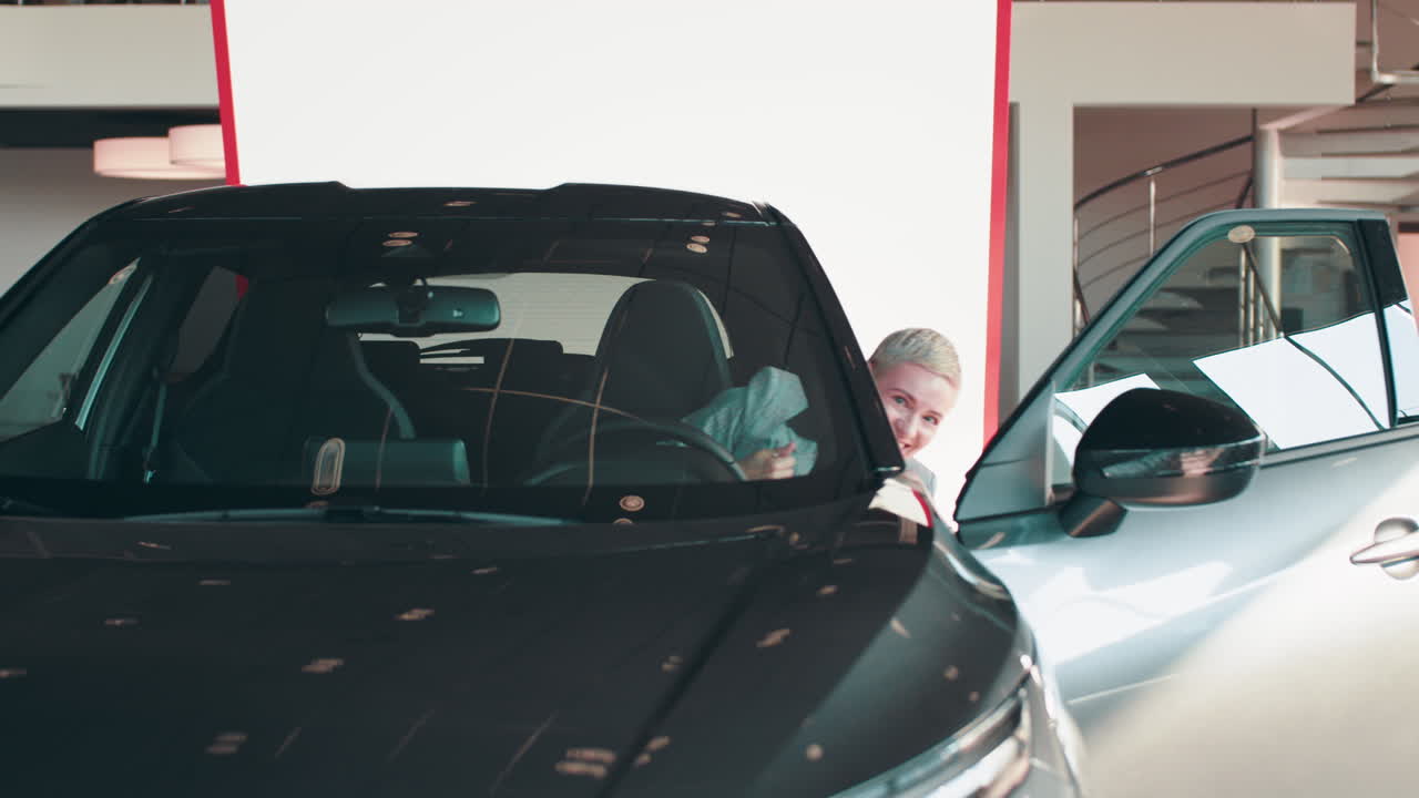 대리점 에서 새 차 열 를 가진 여자