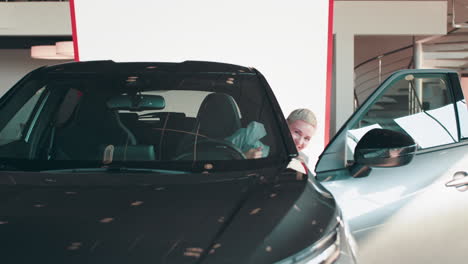 mujer con llaves de coche nuevo en el concesionario