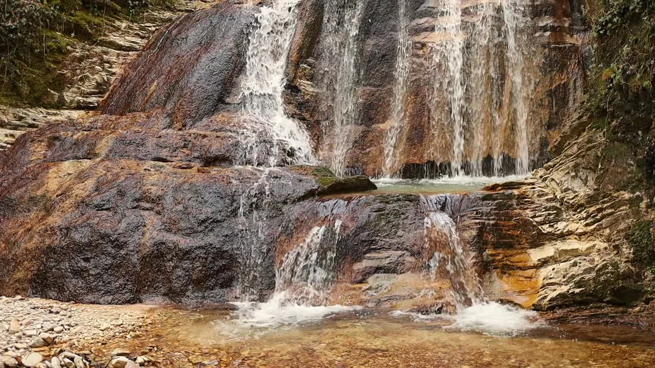 cascada en la roca, primer plano frontal, 60 fps