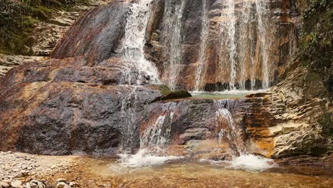 cascada en la roca, primer plano frontal, 60 fps