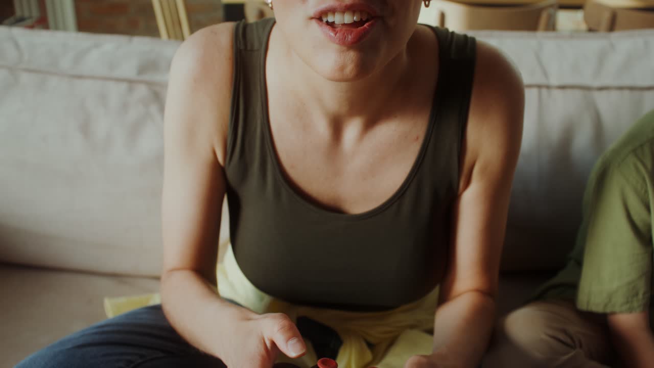 소파에서 비디오 게임을 하는 여자