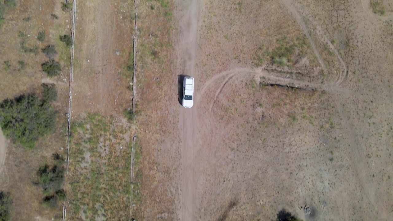 Cile, SUV fuoristrada che guida sull'autostrada di montagna del Cajon del Maipo