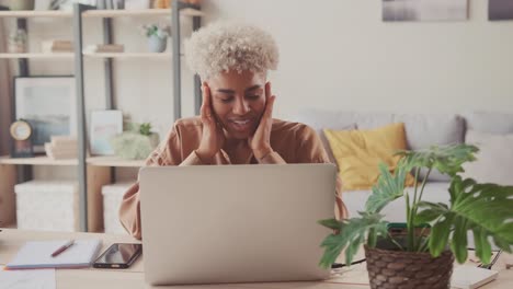 mujer trabajando desde casa en una computadora portátil