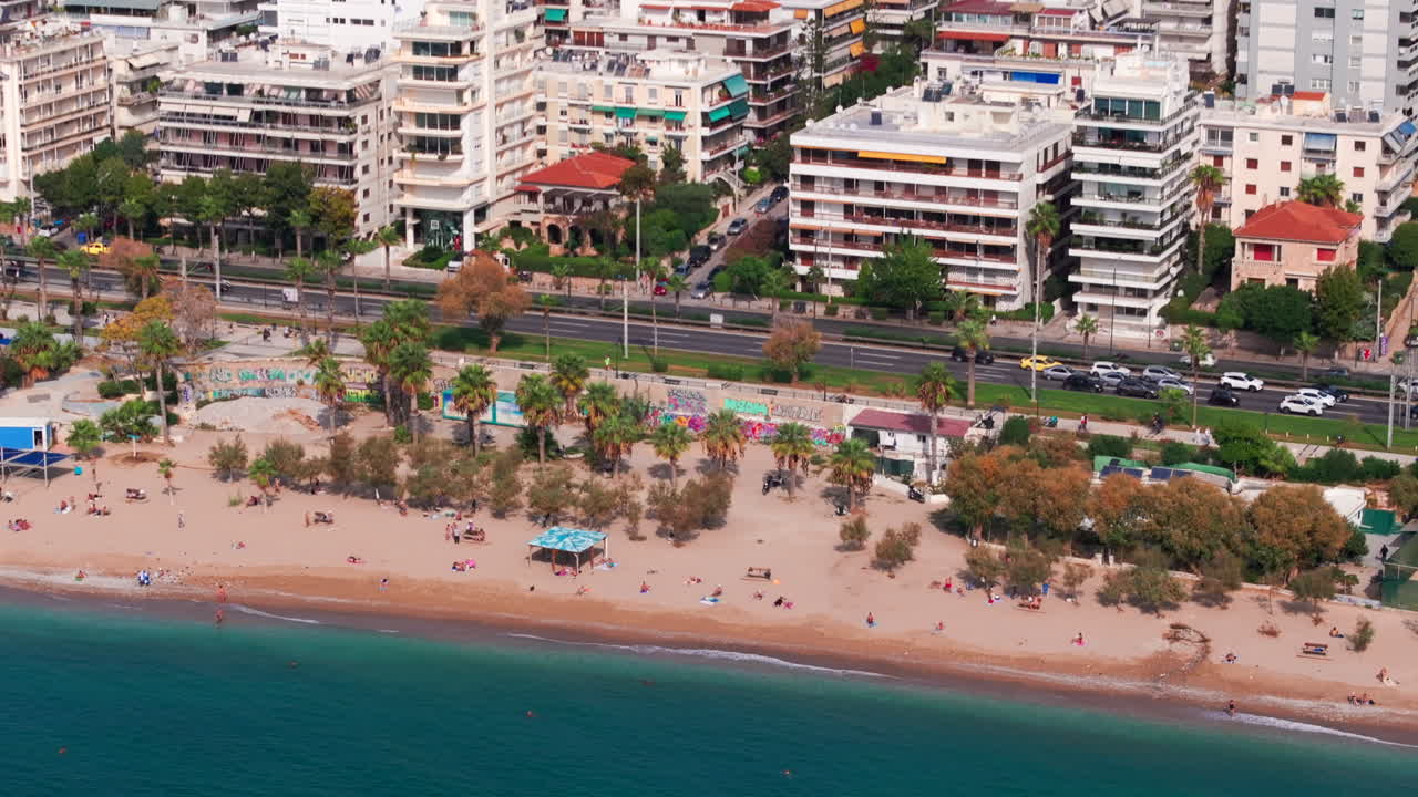 pan arriba revela una toma aérea del paseo marítimo de atenas