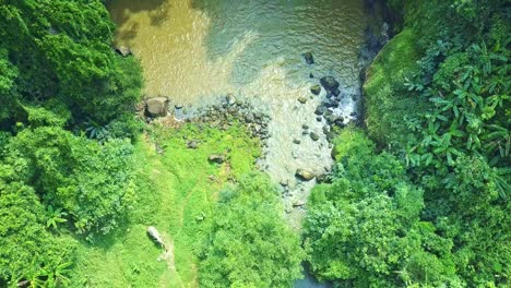 flycam se mueve a lo largo del río a través del lago se eleva sobre la cascada