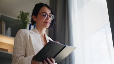 mujer de negocios feliz buscando inspiración por la ventana