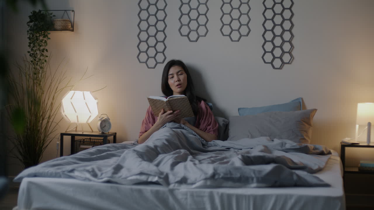 mujer leyendo en la cama por la noche