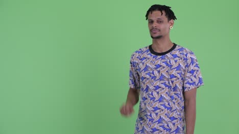 joven y guapo hombre africano con dreadlocks
