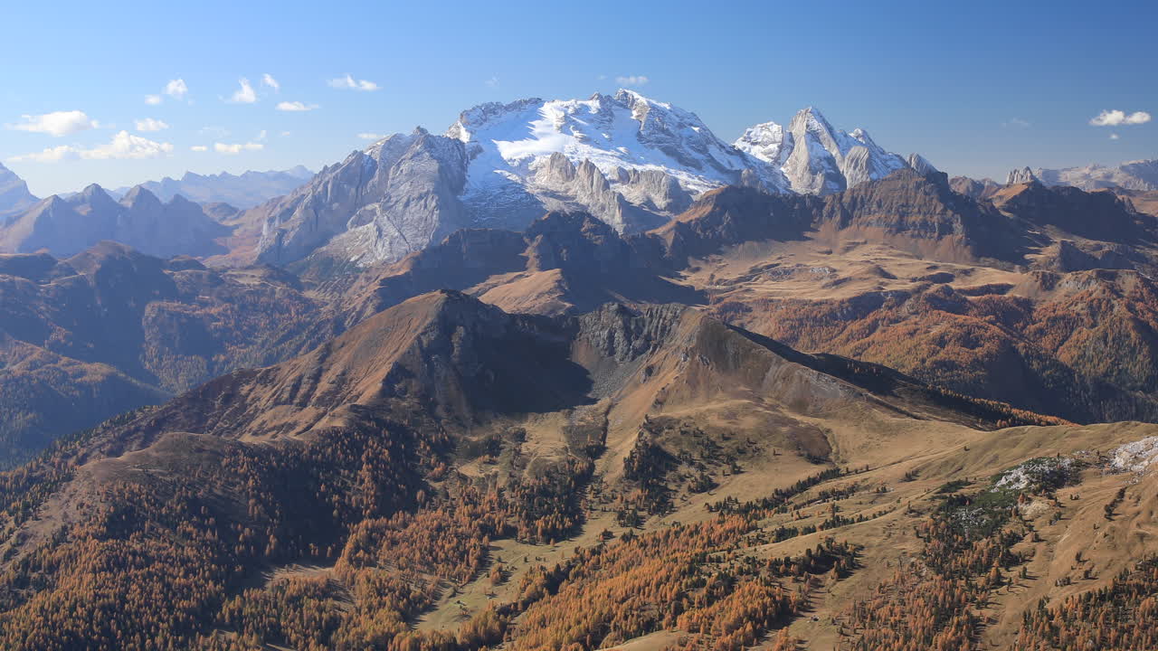 mirando hacia la cordillera de marmolada en las dolomitas del norte de italia