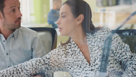 reunión de un equipo de negocios creativos en una oficina moderna de inicio líder de equipo femenino señalando a la pantalla discutiendo el trabajo en equipo de grupos de personas diversas