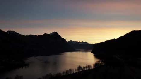 Abendrot-Am-Walensee,-Churfirsten-Silhouette.-Schweizer-Alpen