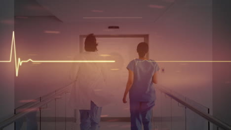 animación de un monitor de ritmo cardíaco sobre una doctora y una trabajadora de la salud corriendo en el pasillo del hospital