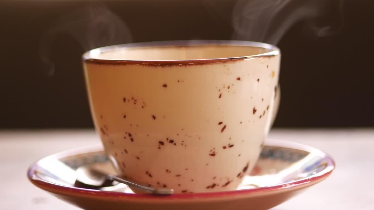 café caliente en una taza decorada