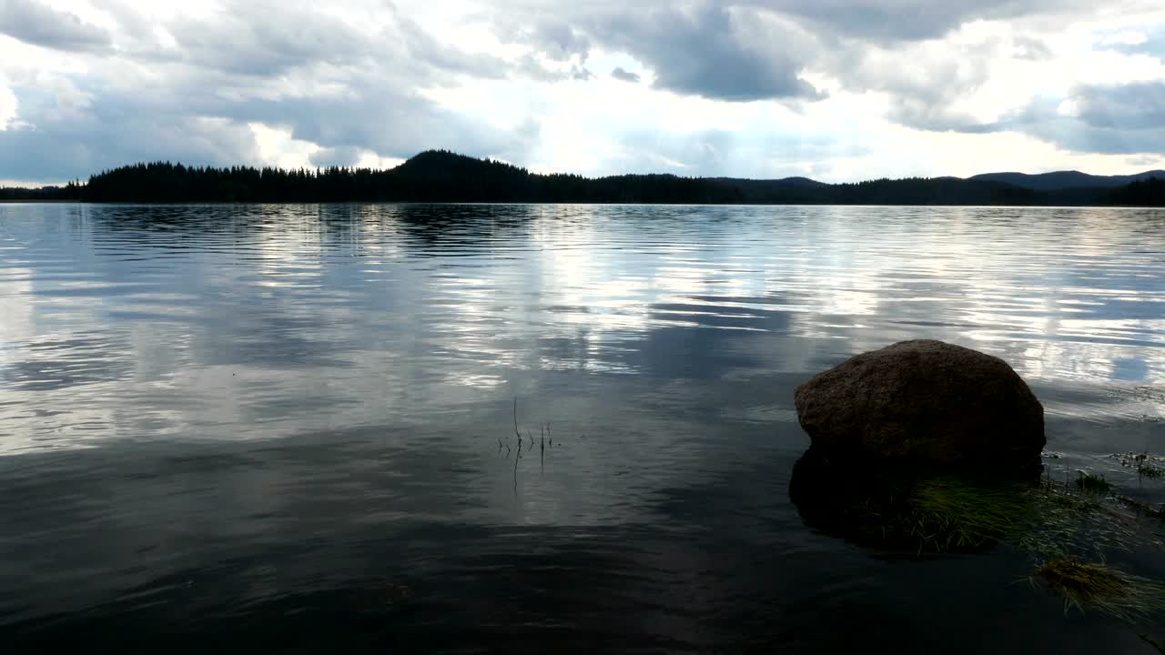 물 풍경과 움직이는 구름