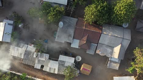 Vista-Superior-De-Las-Casas-En-El-Pueblo-De-Pescadores-De-Gerupuk,-Lombok-Del-Sur,-Indonesia---Ascenso-De-Drones