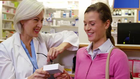 farmacéutico ayudando a la botella de medicamento al cliente