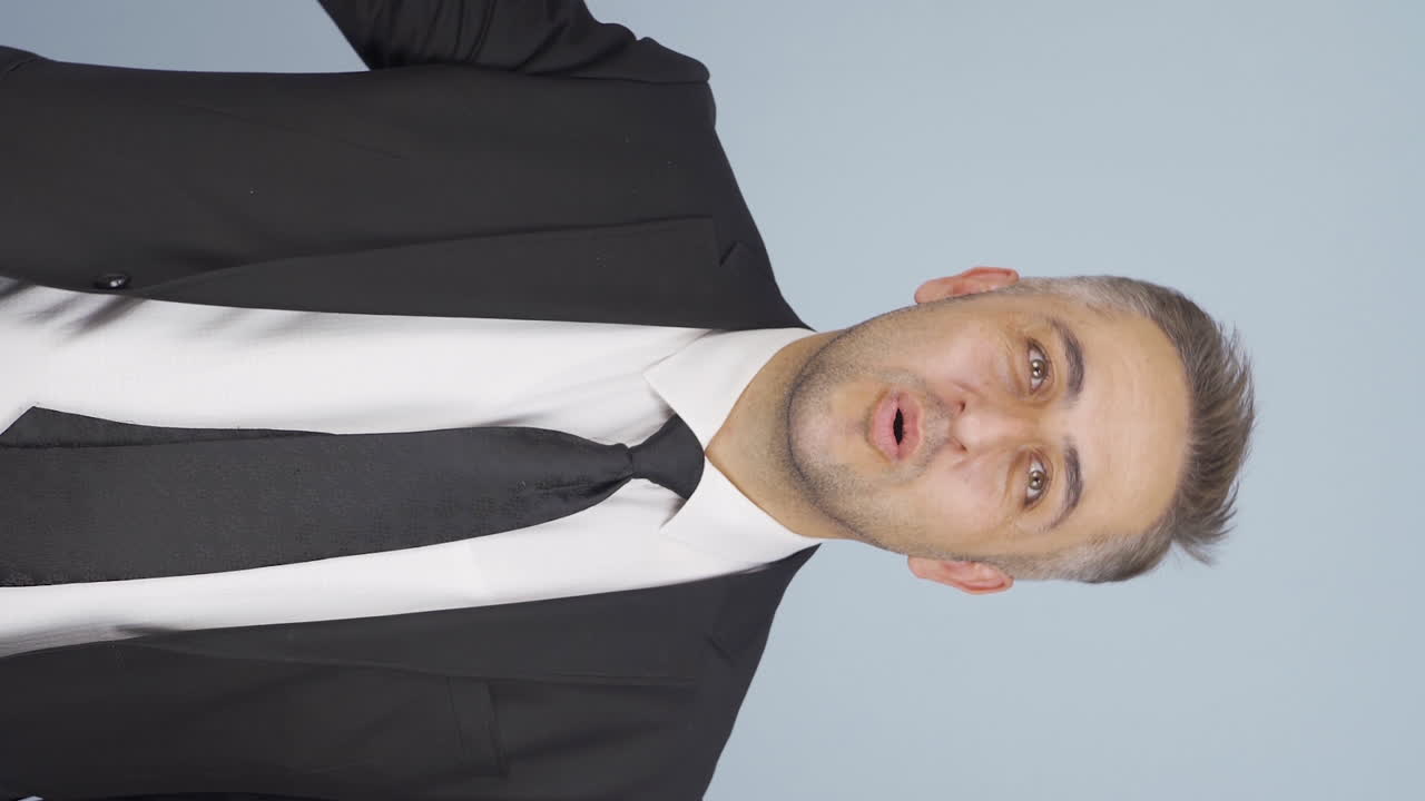 el video vertical del hombre de negocios soñador.