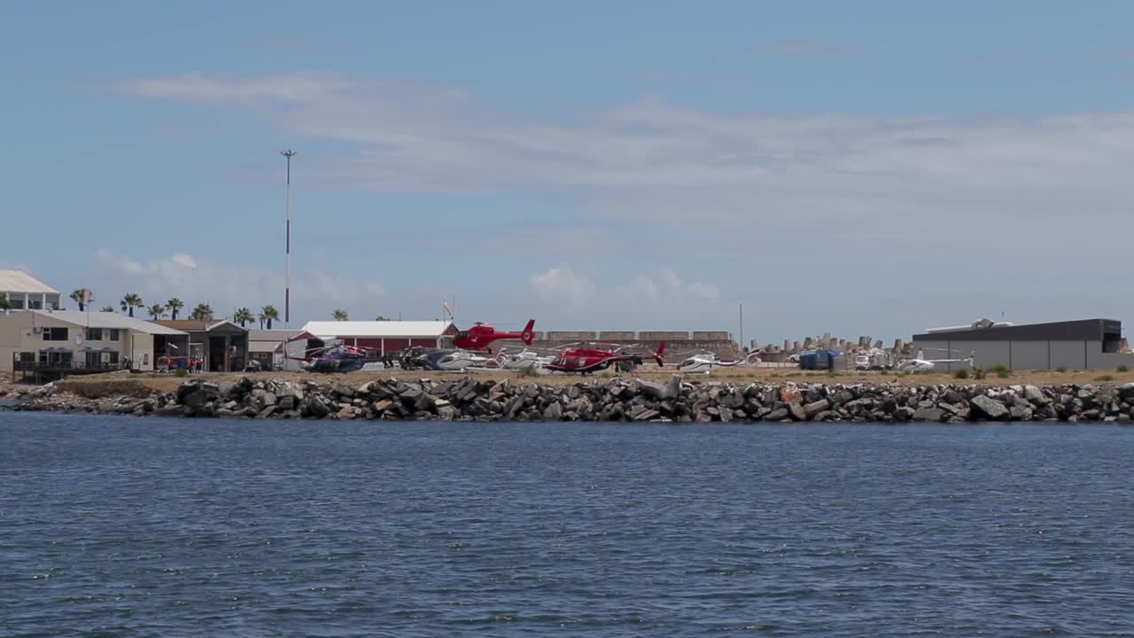 aterrizaje de helicóptero rojo en robben island vuelos en helicóptero