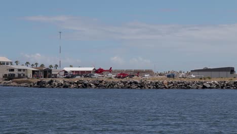 Helicóptero-Rojo-Aterrizando-En-Vuelos-En-Helicóptero-De-Robben-Island