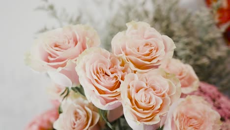 rosas rosadas exuberantes dentro de un ramo hecho para el día de san valentín