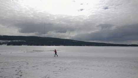 Schwenken-über-Den-Urlaubsclub-Katinkulta-Vuokatti-Finnland-Person-Skifahren-Durch-Eiskalte-Landschaft