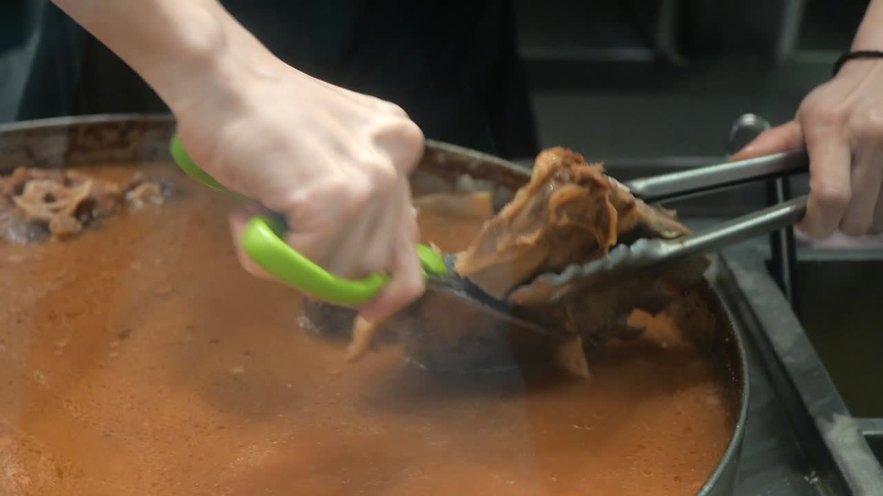 ⁇ 고기를 조리하는 셰프