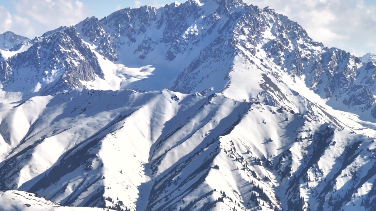 Paesaggio mozzafiato di neve invernale su un'alta cima montuosa vicino a Jyrgalan, Kirghizistan. Aerea.