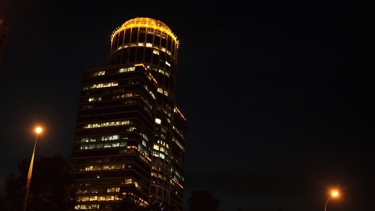 rascacielos iluminado por la noche