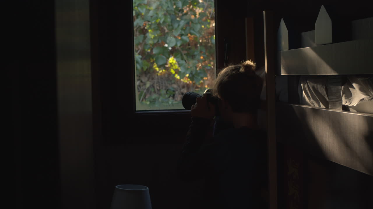 소년은 카메라로 사진을 찍습니다.