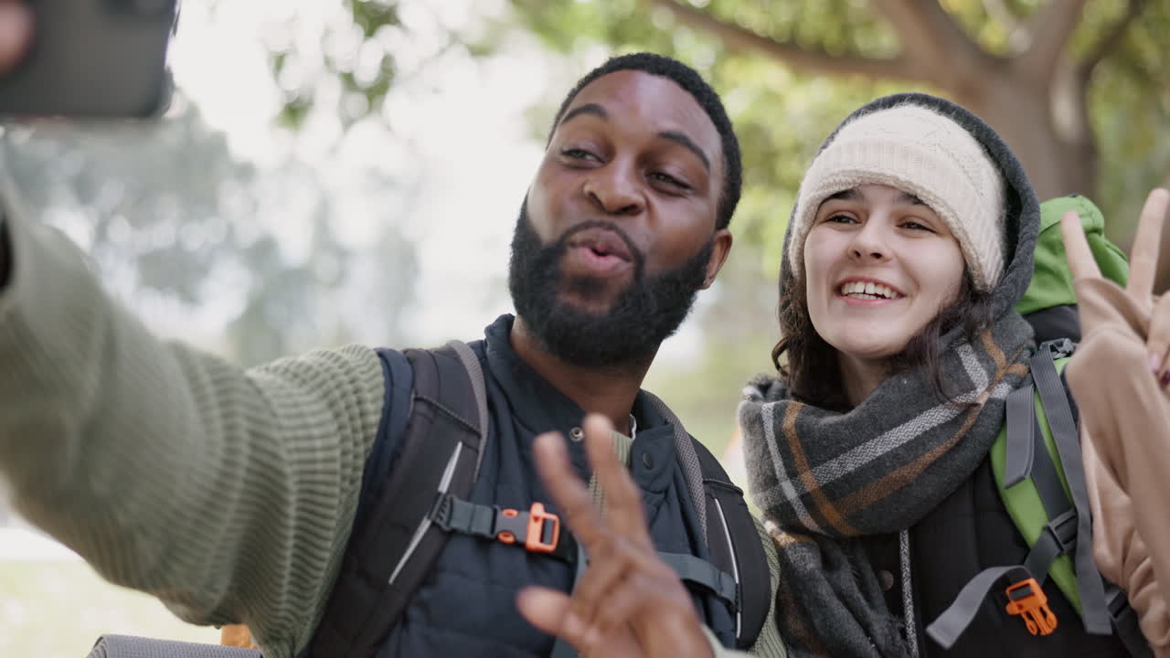 acampar, pareja y selfie con paz