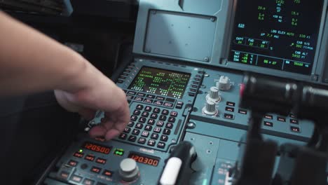 la mano del piloto controla el avión moderno