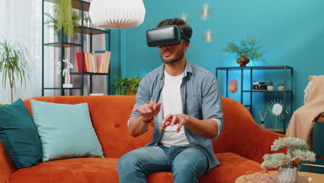Indischer-Mann-Verwendet-Virtual-Reality-Headset-Und-Tippt-Zu-Hause-Eine-Virtuelle-Tastatur,-Um-Ein-3D-Videospiel-Zu-Spielen