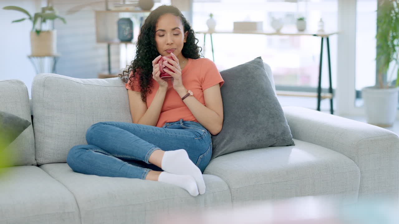 흑인 여성과 함께 tv를 보고 커피를 마시며 행복합니다.