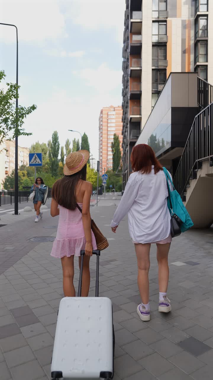 dos amigos viajando por la ciudad