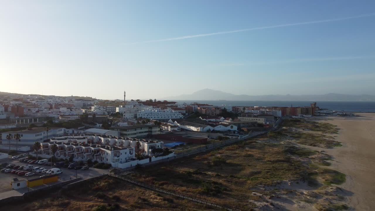 Questo video mostra le acque calme e invitanti e i paesaggi pittoreschi che rendono Tarifa un paradiso per gli amanti della spiaggia