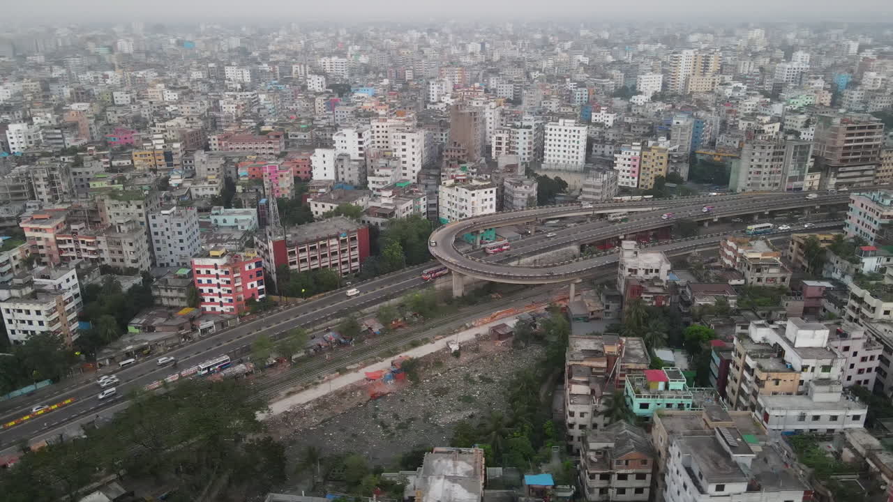 Timelapse di un'autostrada urbana aerea con cavalcavia a U